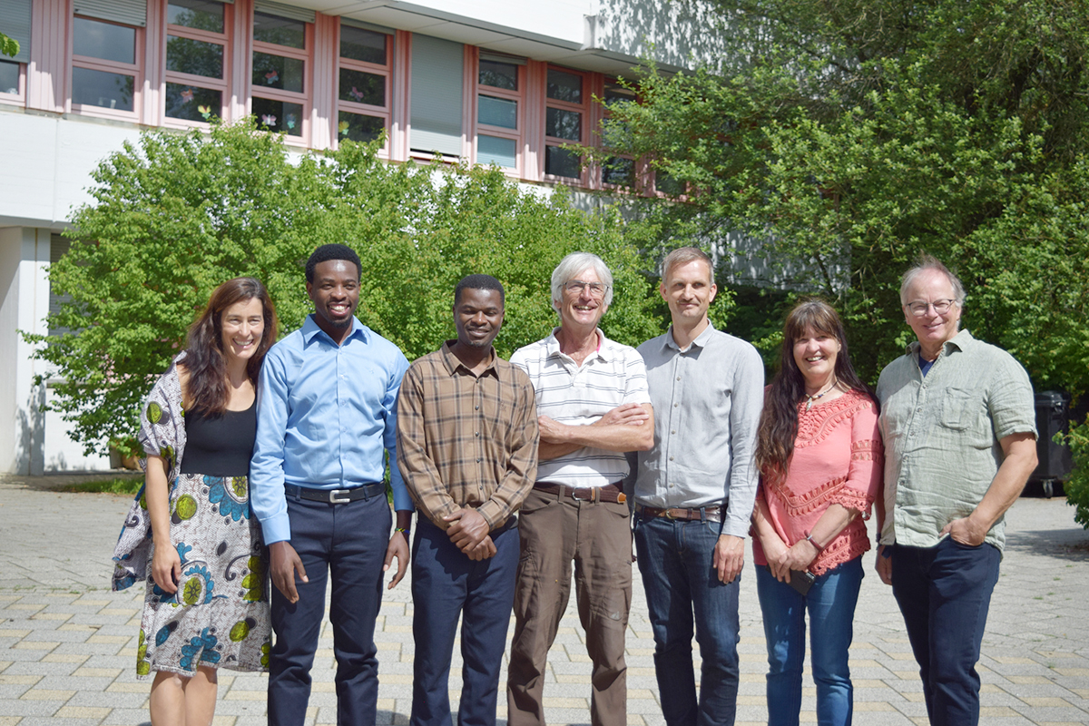 Zwei Diakone aus Tansania zu Besuch im Wilhelm-Löhe-Förderzentrum in Traunreut. Von links nach rechts: Verena Penn, Jackson Kisanga, Herman Kitange, Reinhard Penn, Benedikt Schechtel, Marianne Penn, Tom Pfeiffer