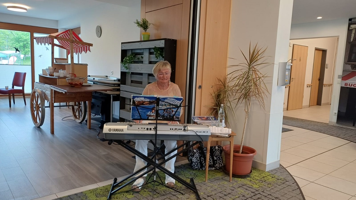 Musikerin Evi Blum spielt auf ihrem Keyboard.