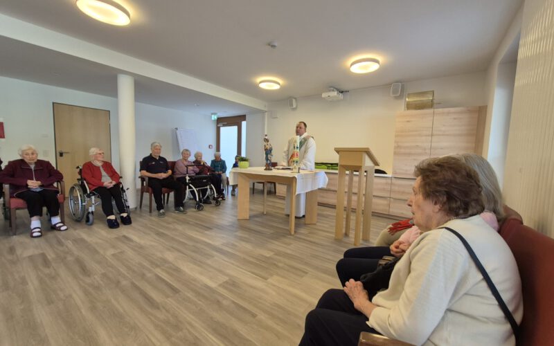 Diakon Andreas Nieder von der Pfarrgemeinde Inzell/Weißbach hält eine Maiandacht mit den Seniorinnen und Senioren des Chiemgau-Stift Inzell
