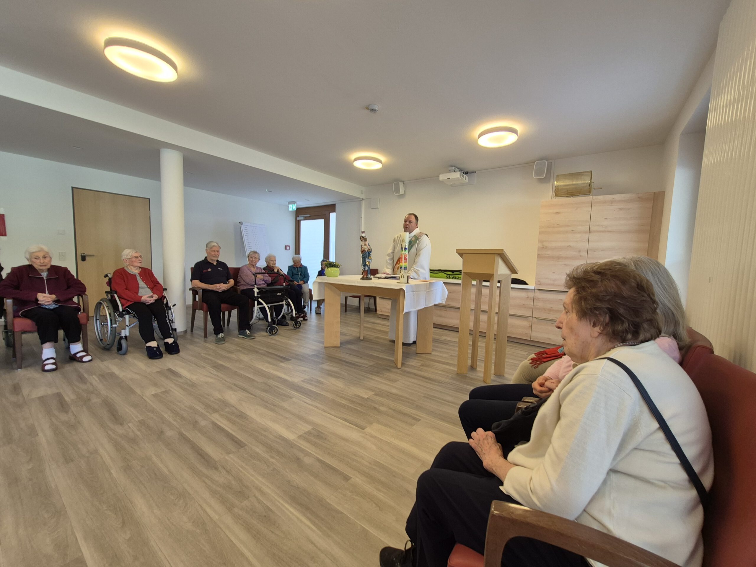 Diakon Andreas Nieder von der Pfarrgemeinde Inzell/Weißbach hält eine Maiandacht mit den Seniorinnen und Senioren des Chiemgau-Stift Inzell