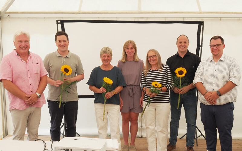 Sie alle freuen sich über das zehnjährige Bestehen der therapeutischen Wohngruppe Kammer (von links) Ronny Markert, Andreas Kovacs vom SPZ, Traunsteins zweite Bürgermeisterin Burgi Mörtl-Körner, Laura Kendler, seit Juni Leiterin der Wohngruppe, Margarete Winnichner, Diakonie Geschäftsführer Andreas Karau und Mathias Kunz.