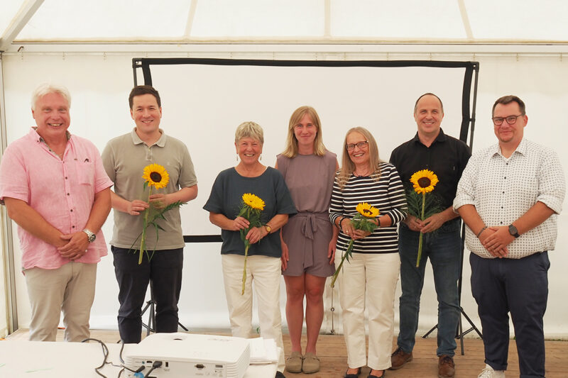 Sie alle freuen sich über das zehnjährige Bestehen der therapeutischen Wohngruppe Kammer (von links) Ronny Markert, Andreas Kovacs vom SPZ, Traunsteins zweite Bürgermeisterin Burgi Mörtl-Körner, Laura Kendler, seit Juni Leiterin der Wohngruppe, Margarete Winnichner, Diakonie Geschäftsführer Andreas Karau und Mathias Kunz.
