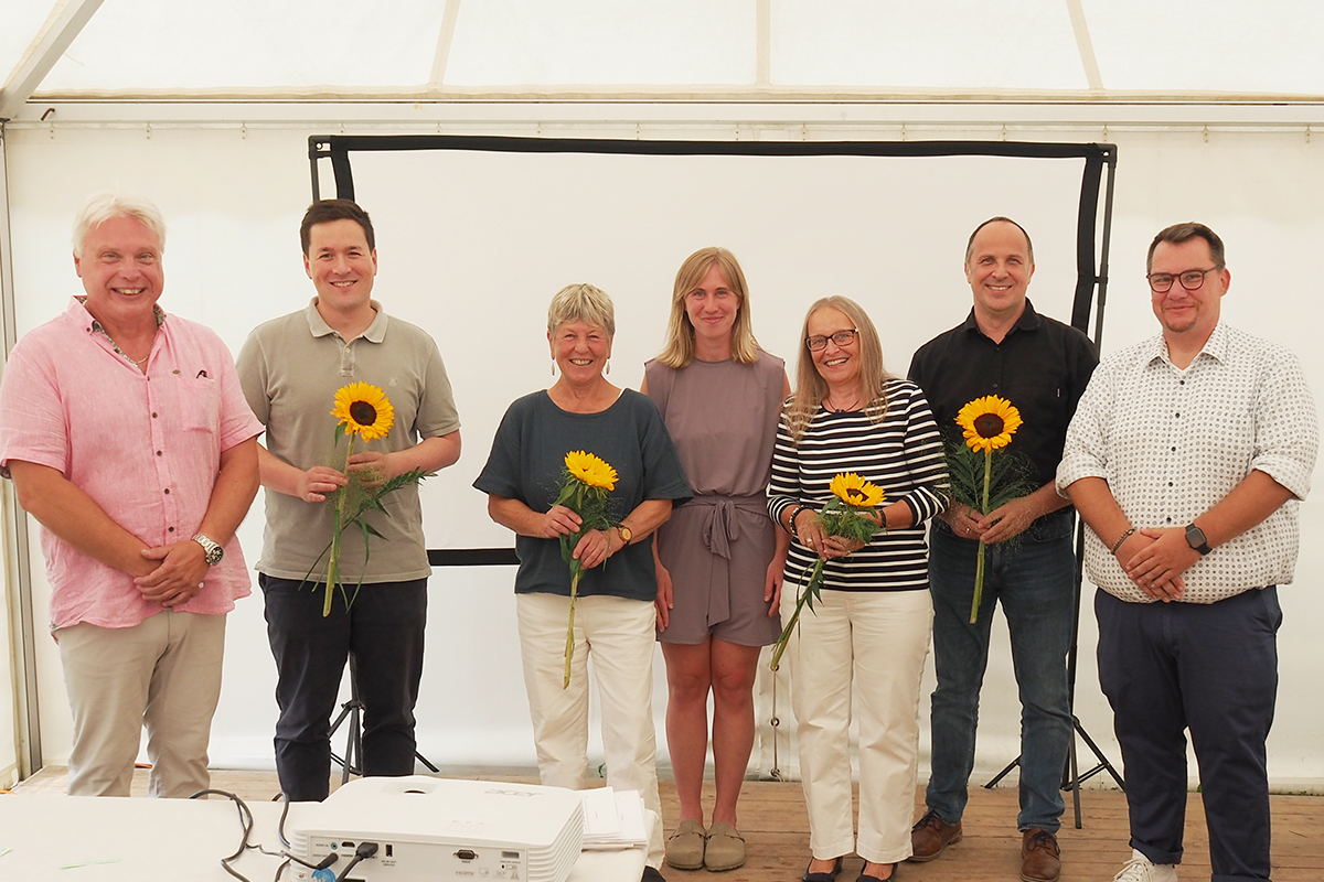 Sie alle freuen sich über das zehnjährige Bestehen der therapeutischen Wohngruppe Kammer (von links) Ronny Markert, Andreas Kovacs vom SPZ, Traunsteins zweite Bürgermeisterin Burgi Mörtl-Körner, Laura Kendler, seit Juni Leiterin der Wohngruppe, Margarete Winnichner, Diakonie Geschäftsführer Andreas Karau und Mathias Kunz.