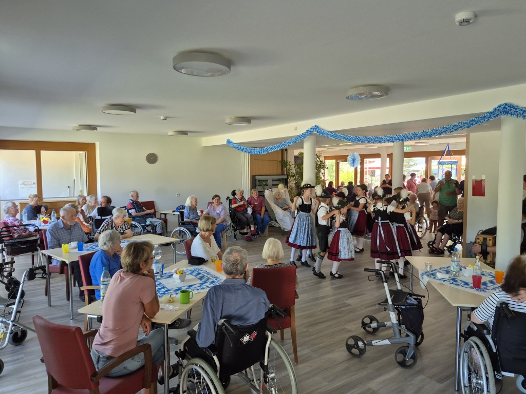 Auftritt der Trachtenkinder des Trachtenvereins D’Falkastoaner Inzell