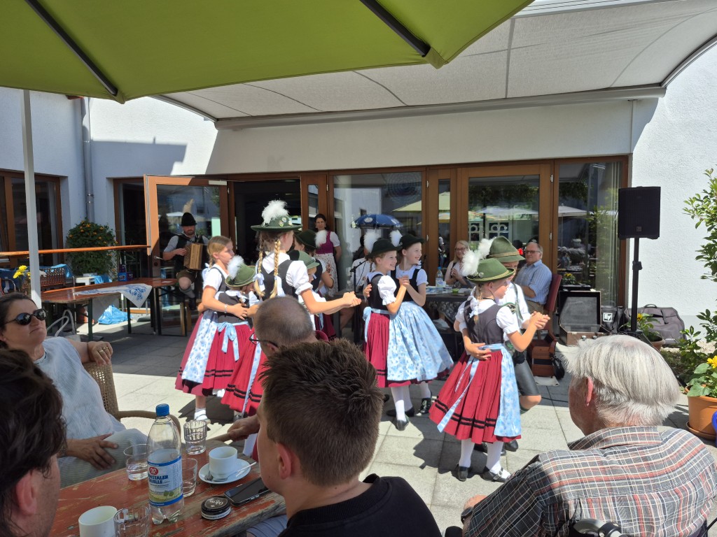 Auftritt der Trachtenkinder des Trachtenvereins D’Falkastoaner Inzell