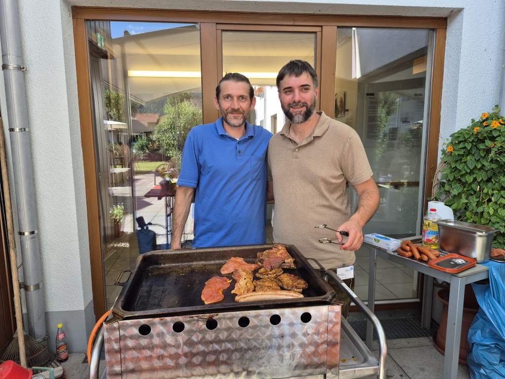 Betreuungskraft Domenik Trautner und Pflegedienstleitung Marco Gahut als Grillmeister
