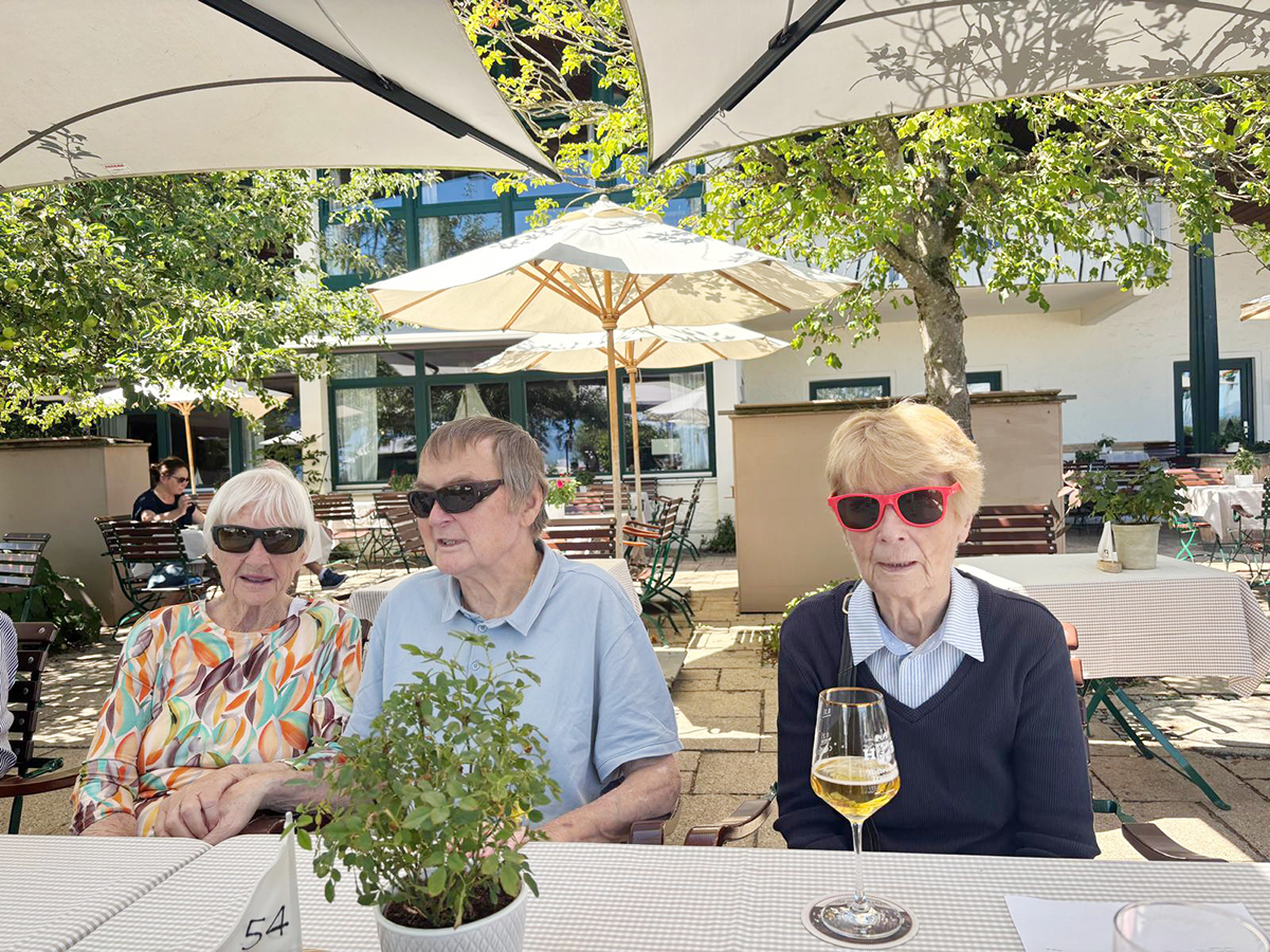 Cool mit Sonnenbrille – die Seniorinnen und Senioren genossen das schöne Wetter am Chiemsee.