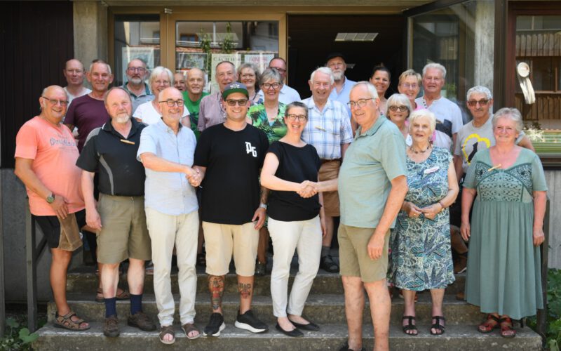 Die Aktiven des Reparaturcafés überreichten je 1.000 Euro in Vertretung von Josef Smolik (vorne, Dritter von links) von der AWO und Stefan Schirm (vorne, Dritter von rechts) von der Kolpingfamilie Trostberg an Streetworker Christian Wettengel (vorne, Vierter von links) und Waltraud Huber (vorne, Fünfte von links), Geschäftsbereichsleiterin "Flucht und Migration" der Diakonie Traunstein. Foto: Tine Limmer