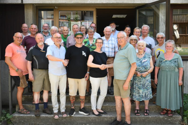 Die Aktiven des Reparaturcafés überreichten je 1.000 Euro in Vertretung von Josef Smolik (vorne, Dritter von links) von der AWO und Stefan Schirm (vorne, Dritter von rechts) von der Kolpingfamilie Trostberg an Streetworker Christian Wettengel (vorne, Vierter von links) und Waltraud Huber (vorne, Fünfte von links), Geschäftsbereichsleiterin "Flucht und Migration" der Diakonie Traunstein. Foto: Tine Limmer