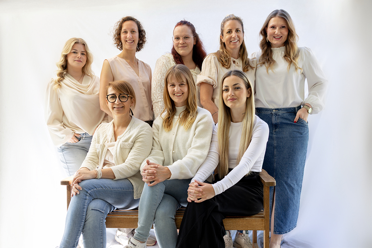 Das Team der Kindertagesstätte "Sonnenfeld" Freilassing Oben von links nach rechts: Denise Scharbert, Kinderpflegerin Mondgruppe; Tanja Pallauf, Gruppenleitung Sonnengruppe; Esther Koch, Pädagogische Hilfskraft; Christine Onayli, Gruppenübergreifende Kraft; Melina Maier, Einrichtungsleitung/Gruppenleitung Mondgruppe Unten von links nach rechts: Agnieszka Glon, Pädagogische Hilfskraft; Lea Zenz, Kinderpflegerin Mondgruppe; Ania Szypidycz, Kinderpflegerin Sonnengruppe