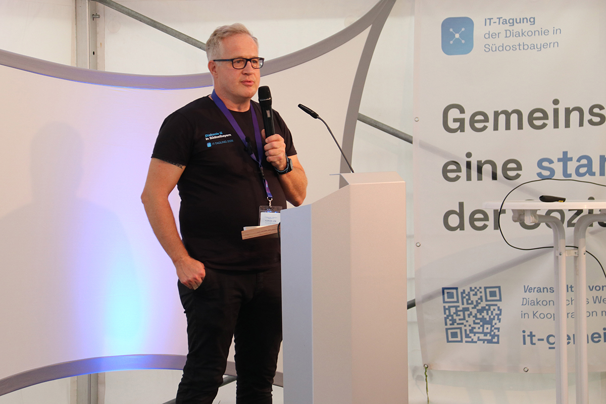 Mit eindringlichen Worten warb Florian Löw für mehr Zusammenarbeit der sozialen Träger und für stärkere Investitionen in die IT-Infrastruktur.