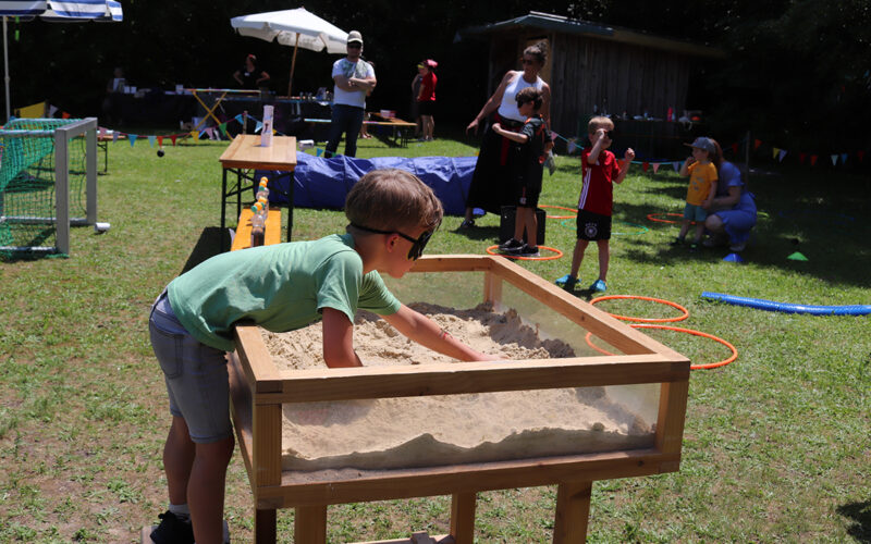 Kleine „Edelsteine“ waren in dieser Sandkiste versteckt. Foto: Pia Mix