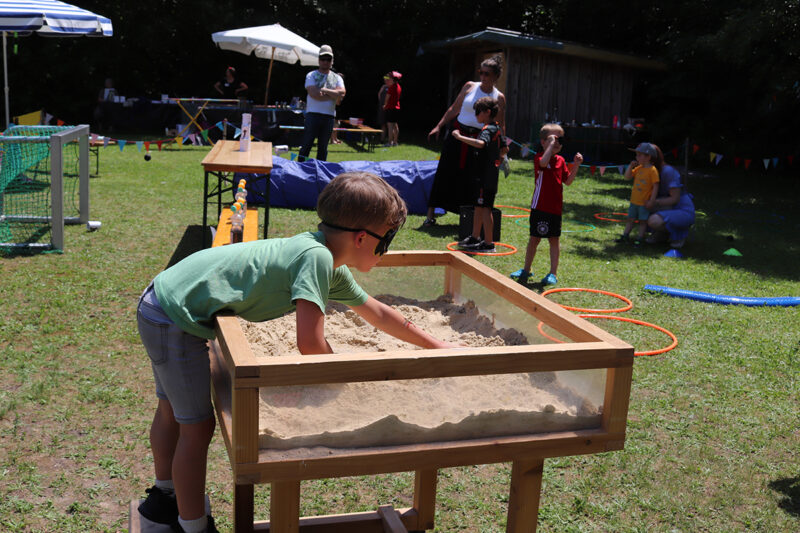 Kleine „Edelsteine“ waren in dieser Sandkiste versteckt. Foto: Pia Mix