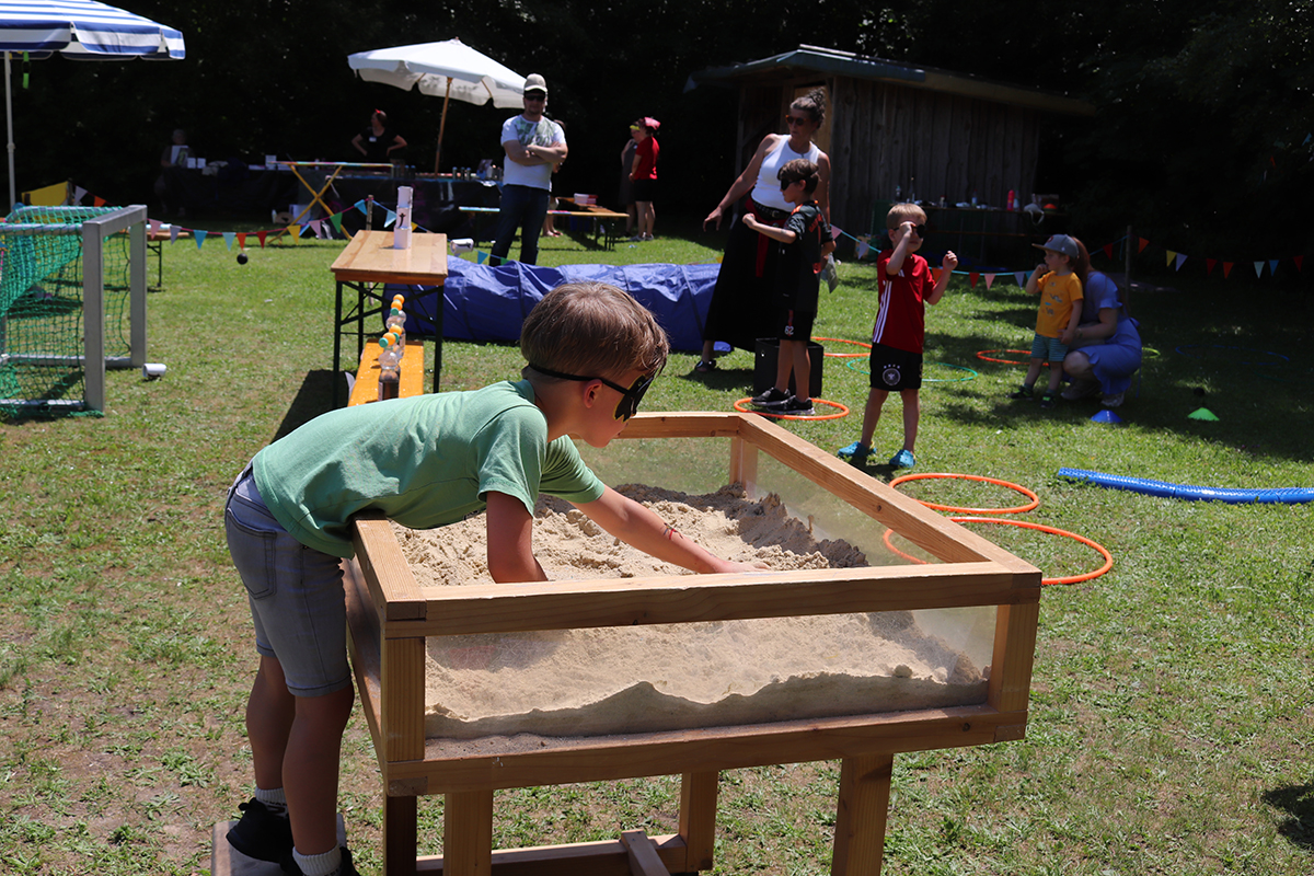 Kleine „Edelsteine“ waren in dieser Sandkiste versteckt. Foto: Pia Mix