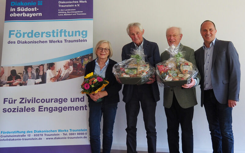 Diakonie-Geschäftsführer Andreas Karau (rechts) begrüßt die neue Vorsitzende der Förderstiftung, Gabriele Haitzer-Mader (von links) und verabschiedet Gottfried Stritar und Fritz Stahl.