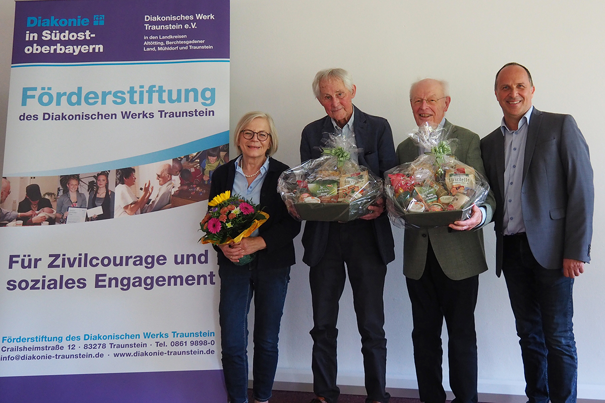 Diakonie-Geschäftsführer Andreas Karau (rechts) begrüßt die neue Vorsitzende der Förderstiftung, Gabriele Haitzer-Mader (von links) und verabschiedet Gottfried Stritar und Fritz Stahl.