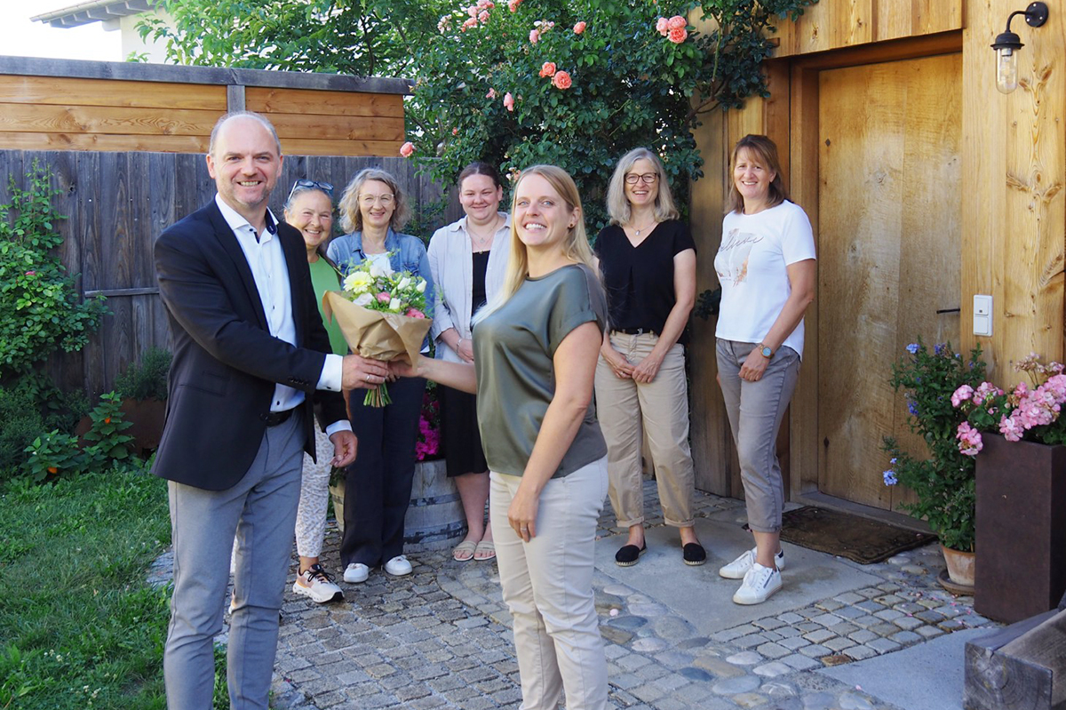 An Christina Willerdings erstem Arbeitstag begrüßte Diakonie-Vorstand Martin Schmid gemeinsam mit Dr. Dorothea Emmerl die neue Leiterin und das Akademie-Team. Im Vordergrund von links: Martin Schmid und Christina Willerding. Im Hintergrund von links: Dr. Dorothea Emmerl, Sonja Filser, Kristina Linke, Petra Namberger und Christine Rappensperger.