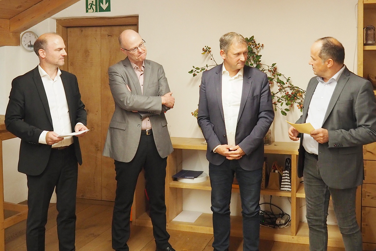 Die Diakonie-Vorstände befragten Landrat Dr. Tobias Windhorst und Garchings zweiten Bürgermeister Klaus Kamhuber zu ihren Erfahrungen mit der Bildungsakademie und der Diakonie sowie zu ihren Wünschen für Dr. Dorothea Emmerls Ruhestand. Von links: Martin Schmid, Klaus Kamhuber, Dr. Tobias Windhorst und Andreas Karau.