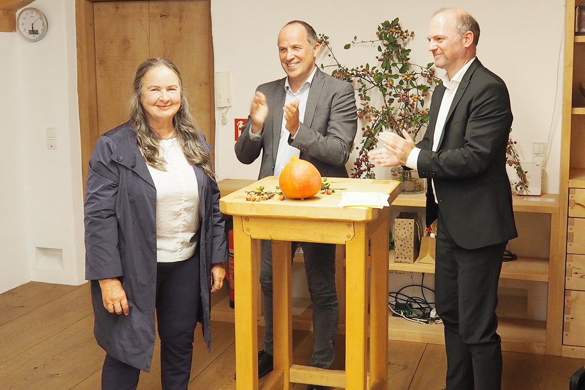 Langanhaltender Applaus für Dr. Dorothea Emmerl nach ihren Schlussworten.