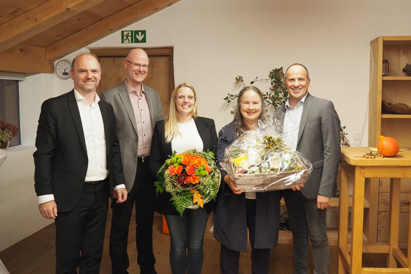 Ein Geschenkkorb zum Abschied, ein Blumenstrauß zur Begrüßung: Die bisherige Akademieleiterin Dr. Dorothea Emmerl wurde verabschiedet, ihre Nachfolgerin Christina Willerding willkommen geheißen. Von links: Martin Schmid, Klaus Kamhuber, Christina Willerding, Dr. Dorothea Emmerl und Andreas Karau. Landrat Dr. Tobias Windhorst hatte die Veranstaltung wegen eines Anschlusstermins bereits verlassen.